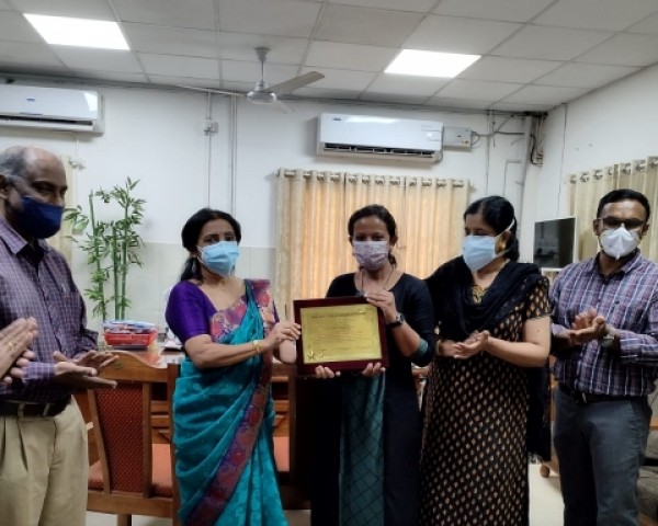 dr revathi krishna mds kerala university of health sciences topper from gdc kottayam receiving the ksomp meritorious award certificate from principal dr vt beena 